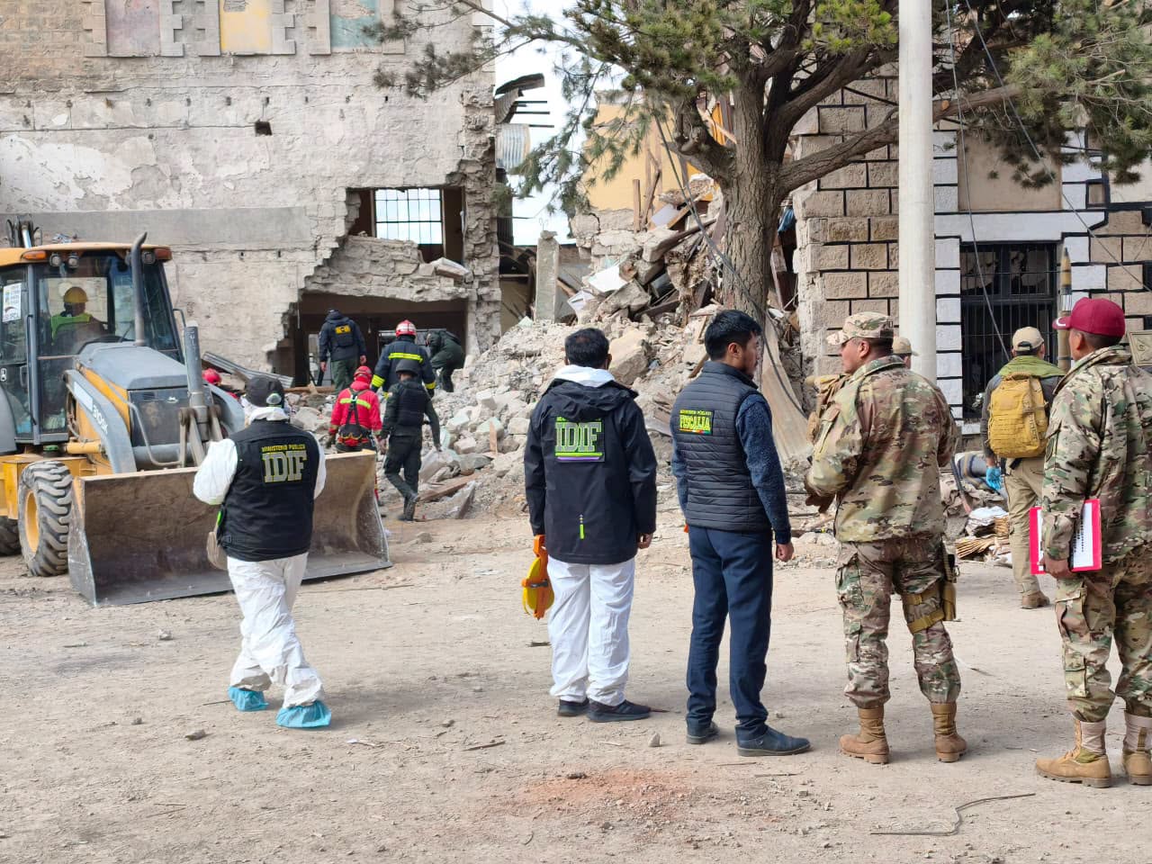 Trabajos de la Fiscalía y Policía en el lugar de las explosiones. Foto: FGE
