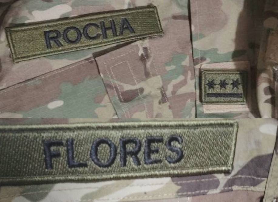Los uniformes con los apellidos que utilizaba el hombre aprehendido. Foto: redes sociales