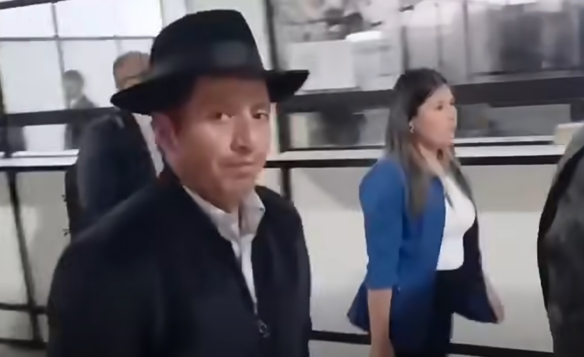 El exgobernador de Chuquisaca, Esteban Urquizu, tras su audiencia. Foto: captura video