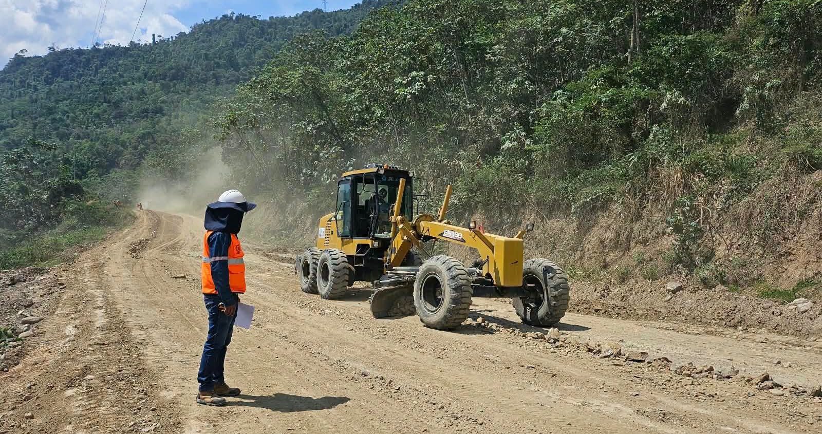 Personal de la estatal caminera supervisa el avance de las labores. Foto: ABC.
