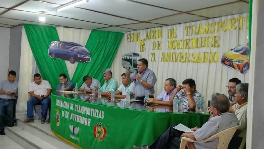 Dirigentes del transporte de Santa Cruz participan en un ampliado departamental.
