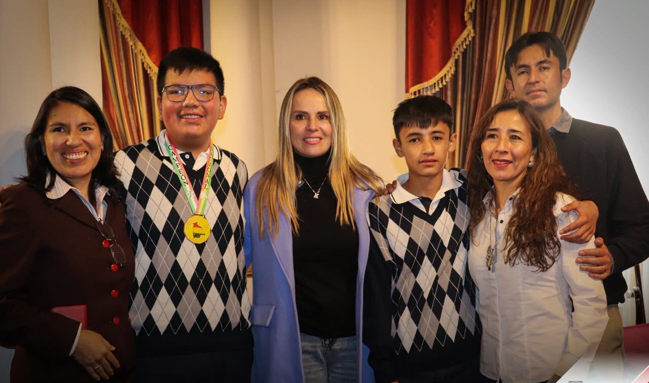 Los estudiantes ganaron medallas en una competencia internacional. Foto: Cámara de Diputados.