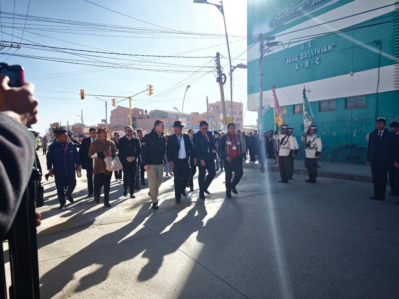 El ministro de Defensa, Ernesto Justiniano, visitó la unidad educativa José Ballivián. Foto: Ministerio de Defensa.