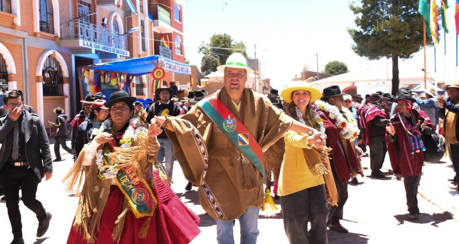El gobernador Luis Revilla en su visita a San Andrés de Machaca. Foto: Gobernación de La Paz.