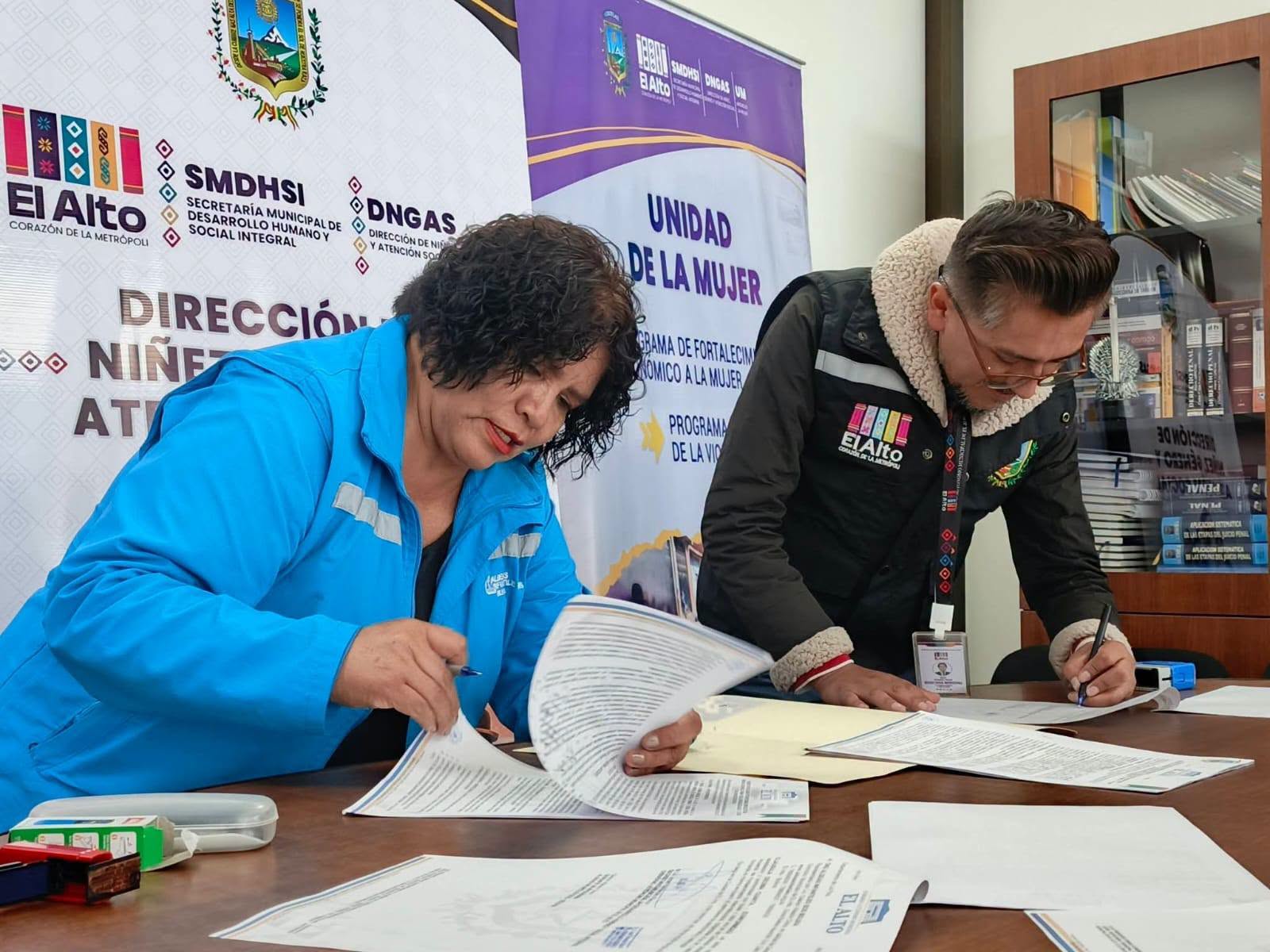 Representantes de la alcaldía de El Alto y Aldeas Infantiles firmaron el convenio. Foto: Gamea.