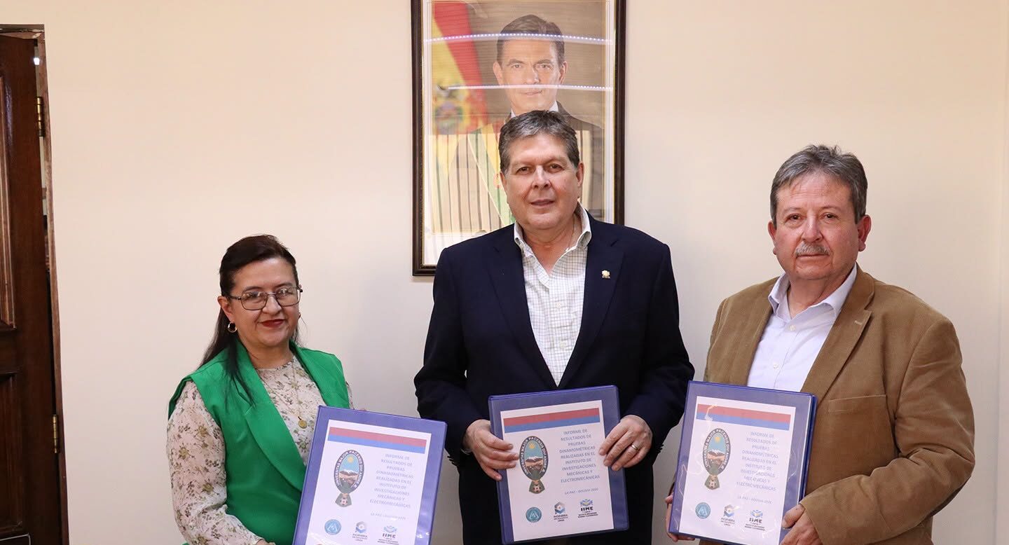 El ministro Marcelo Blanco junto a autoridades de la UMSA. Foto: Ministerio de Hidrocarburos y Energías.