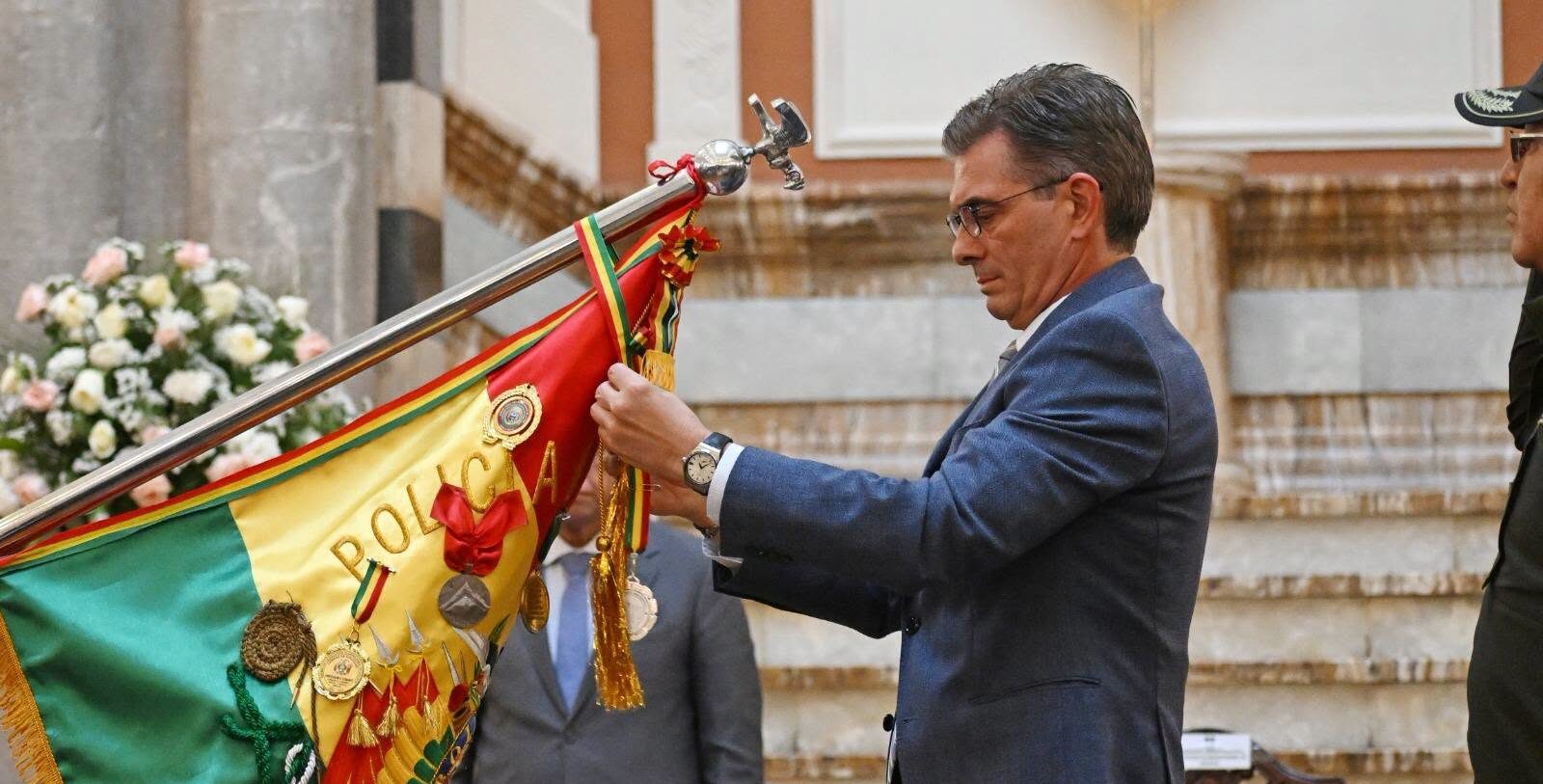 La condecoración fue impuesta al pabellón de la Policía Boliviana por el Presidente Rodrigo Paz.