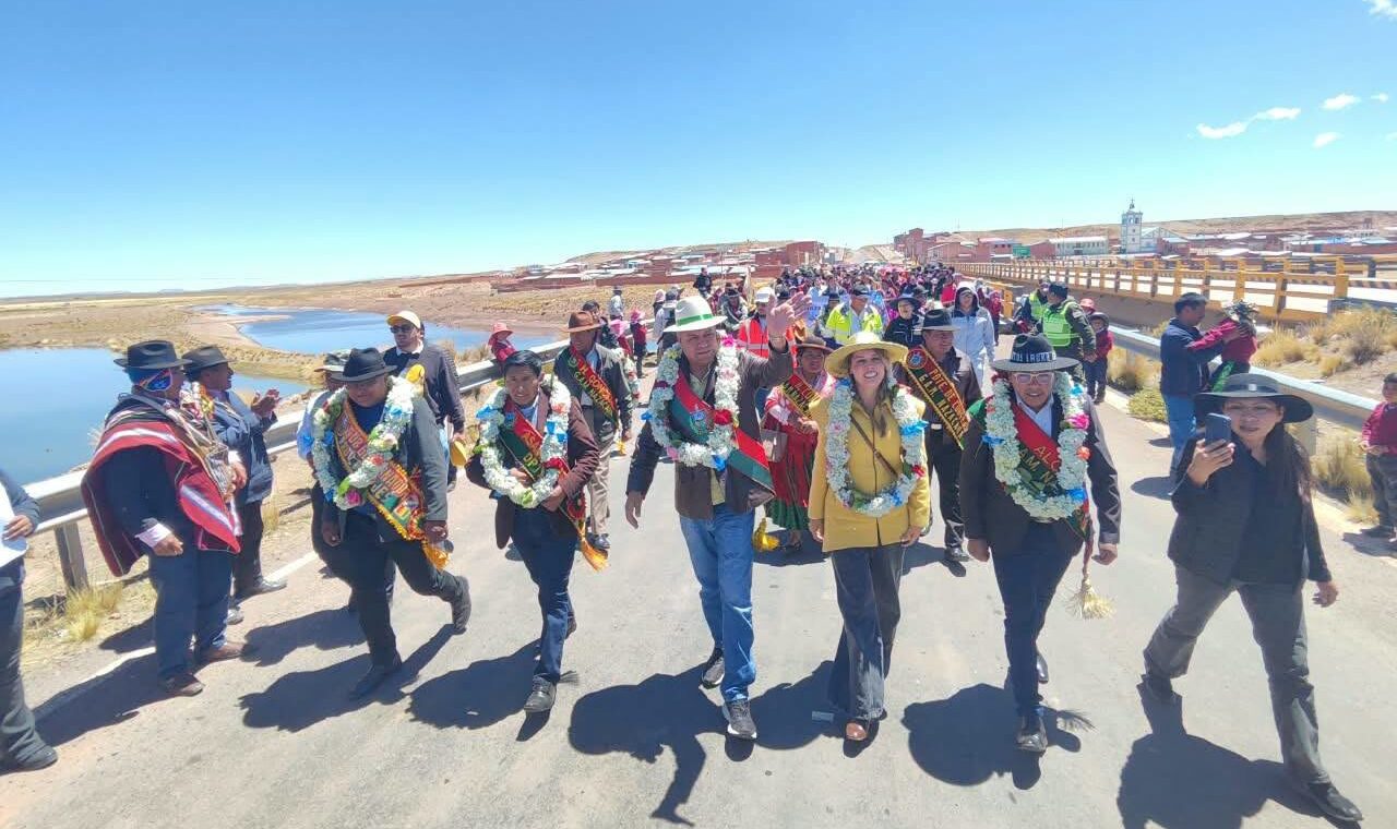 El gobernador Luis Revilla en su visita al municipio de Nazacara. Foto: Gobernación de La Paz.