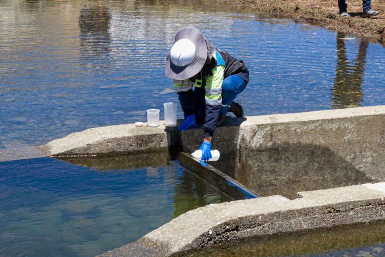 Toma de muestras de agua en fuentes de El Alto. Fotos: Epsas S.A.