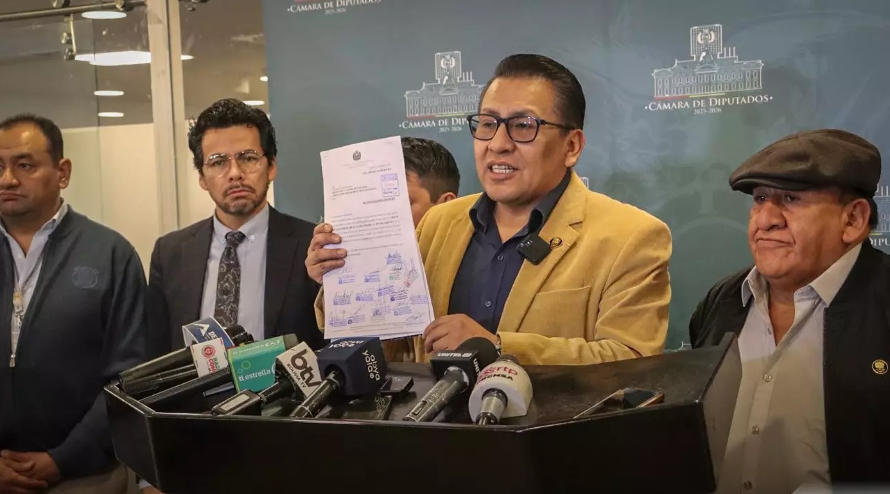 Los parlamentarios Omar Muriel y Egidio Arce en conferencia de prensa. Foto: Cámara de Diputados.