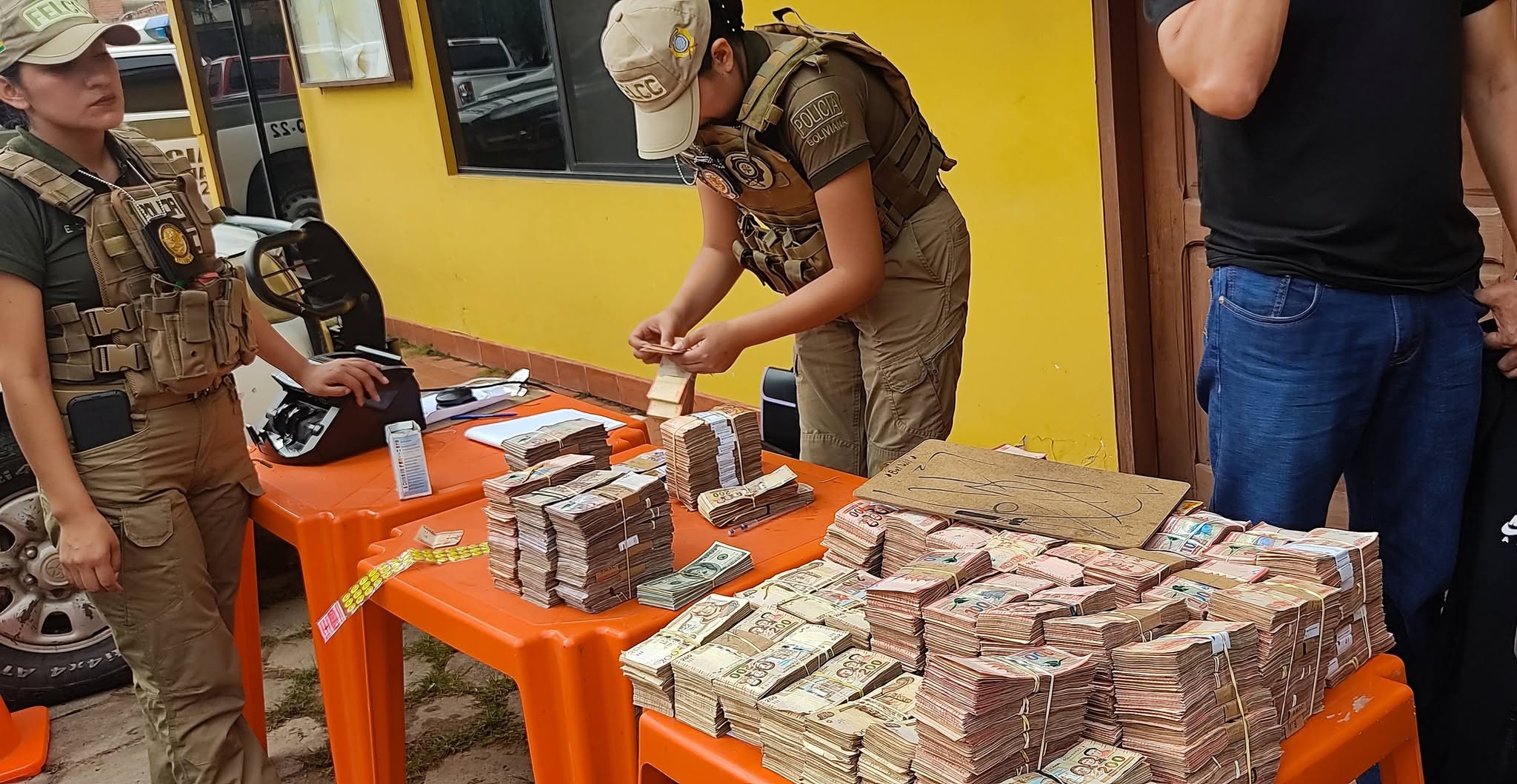 Dinero encontrado por la Policía Boliviana en ambulancia que salía de domicilio de Roger Mariaca. Foto: Comando Departamental de Santa Cruz.