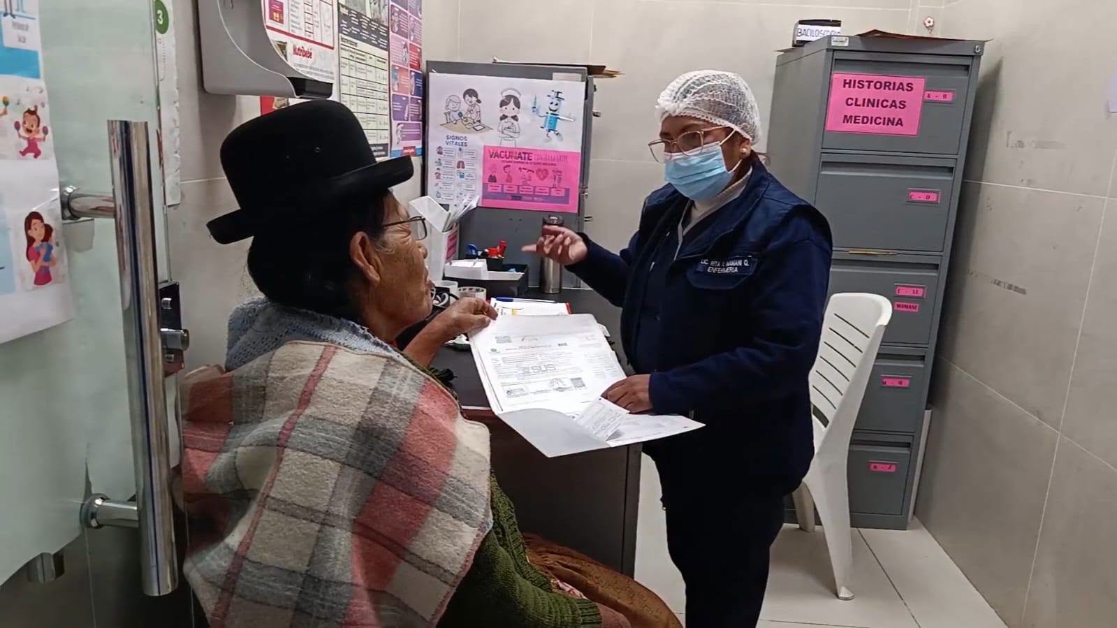 Atención a una mujer en un centro de salud en El Alto. Fotos: Gamea.