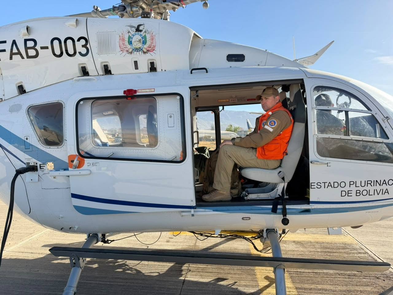 Aeronave EC-145 S-145 de la Fuerza Aérea Boliviana que apoya en el incendio en Mizque. Fotos: Viceministerio de Defensa Civil.