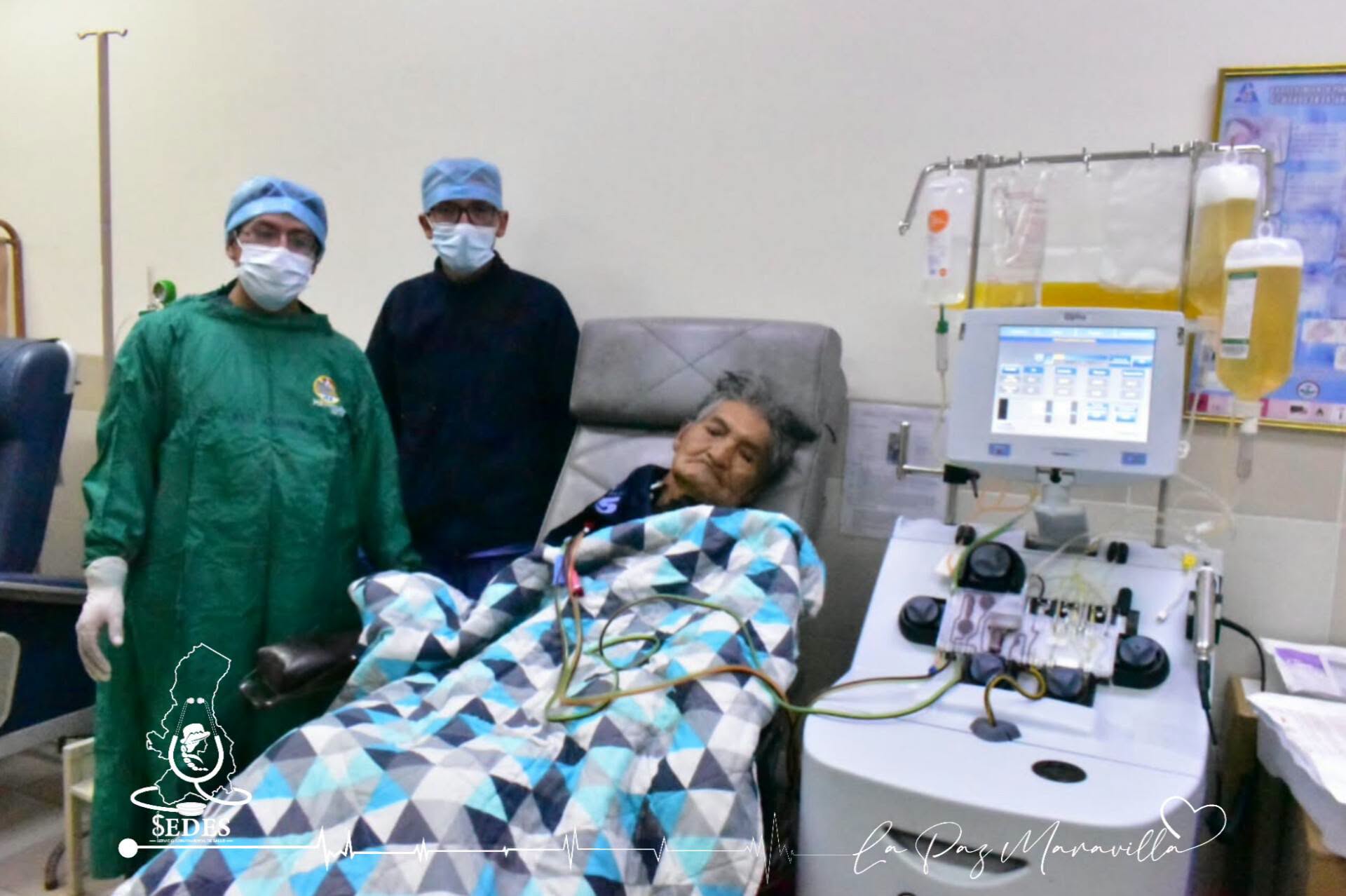 Médicos y paciente en procedimiento de plasmaféresis realizado entre el Hemocentro y el Hospital del Norte. Fotos: Sedes La Paz.