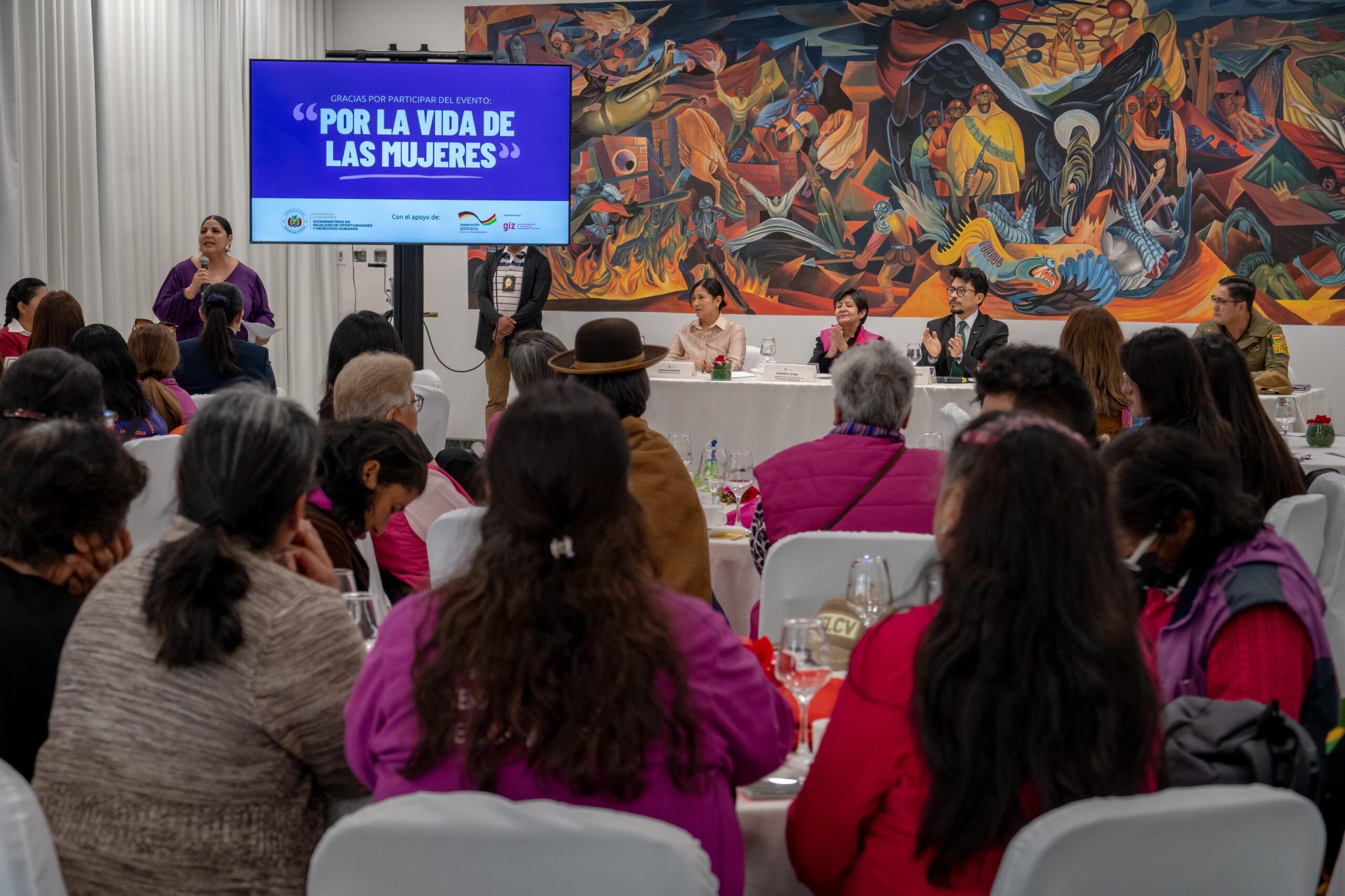 Desayuno de trabajo denominado “Por la vida de las mujeres”, junto a 83 promotoras comunitarias de Bolivia. Fotos: Ministerio de Gobierno.