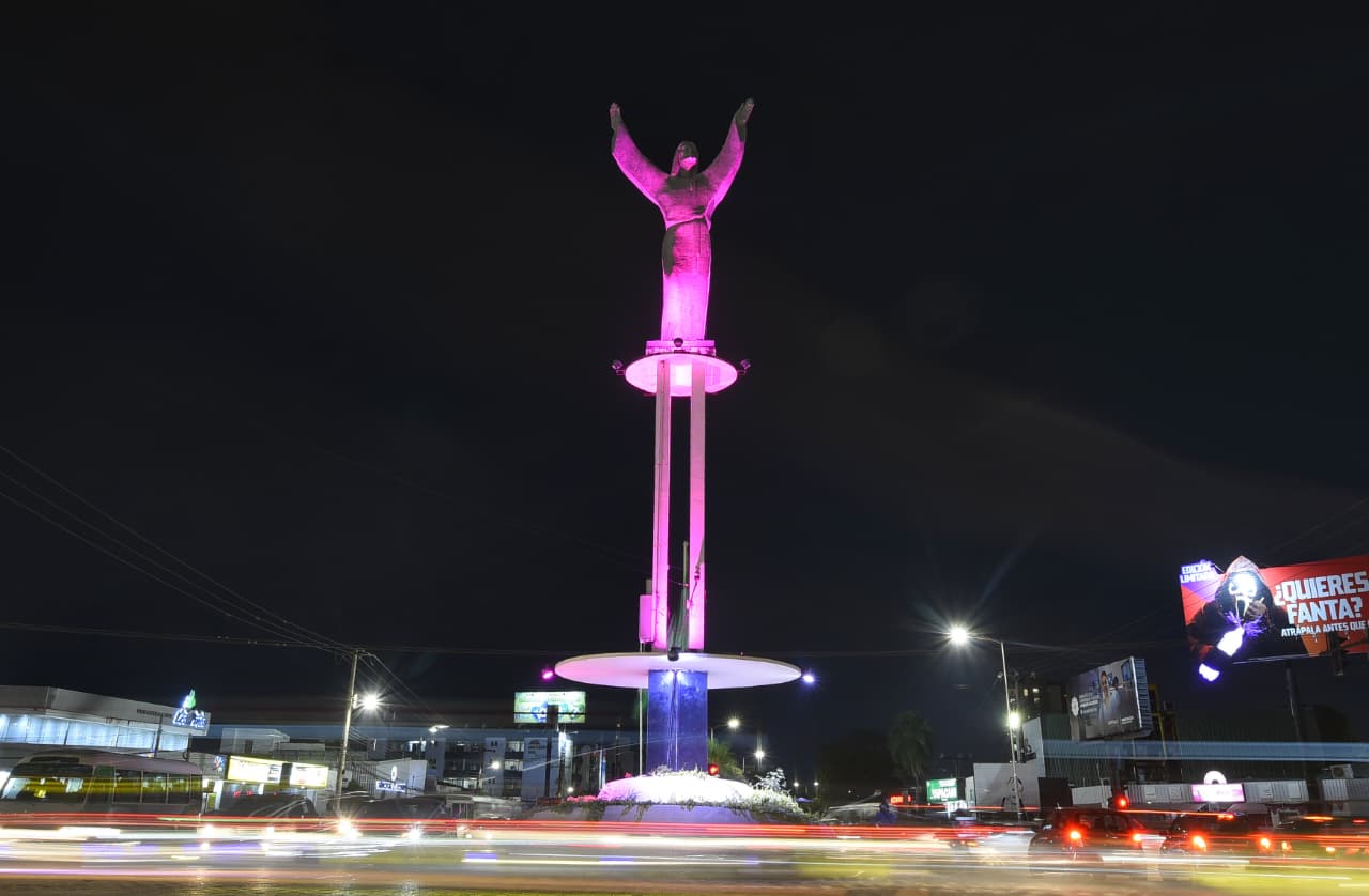 Monumento del Cristo Redentor iluminado de rosa. Fotos: Alcaldía de Santa Cruz.