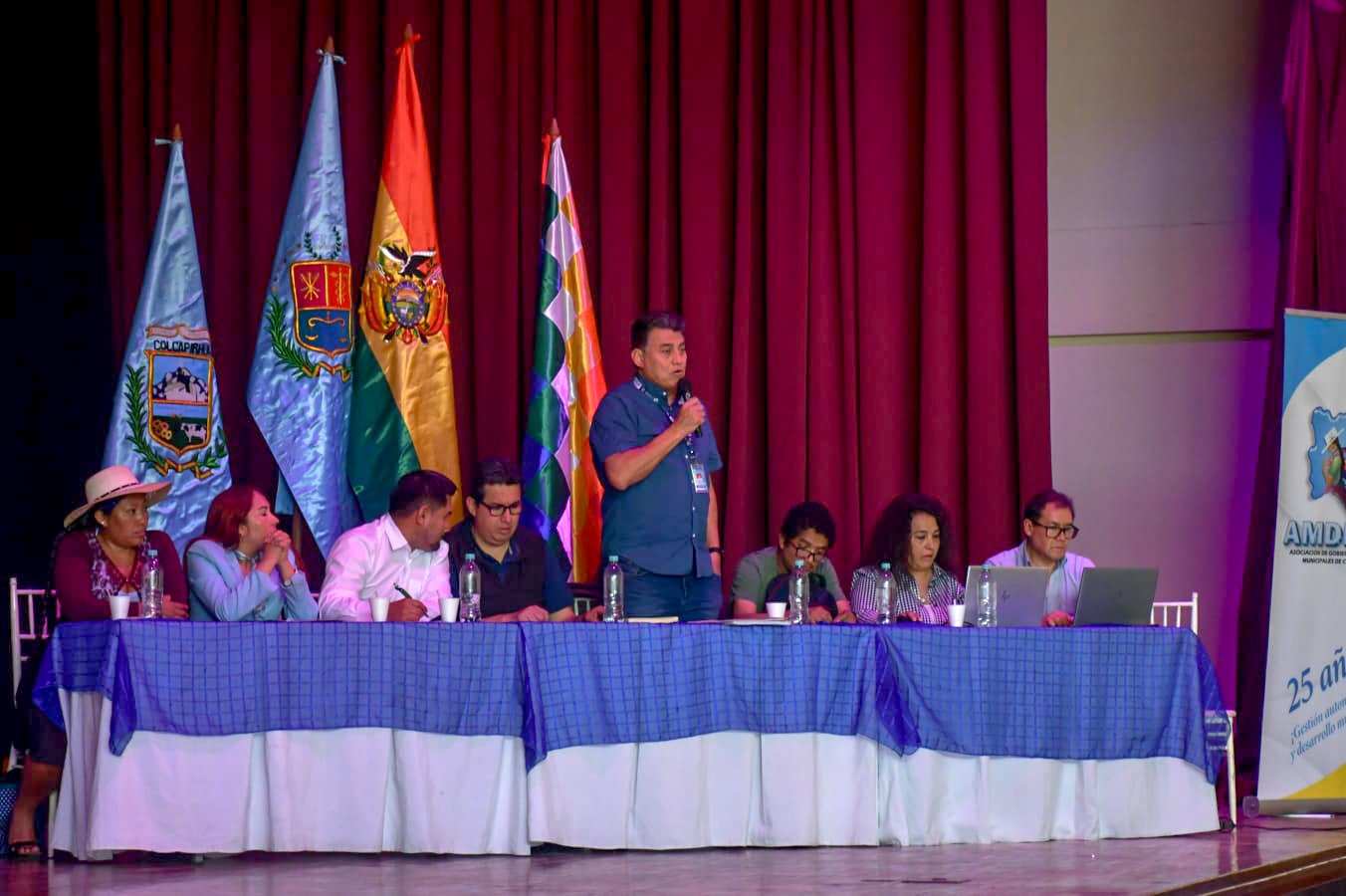 Reunión sostenida entre el Ministerio de Salud, municipios y el Sedes en Cochabamba para dotación de ítems. Fotos: Ministerio de Salud y Deportes.