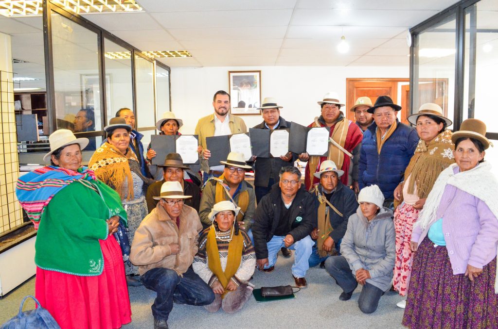 Una de las reuniones sostenidos en la UPRE que terminó con la firma de convenios para obras. Fotos: UPRE.