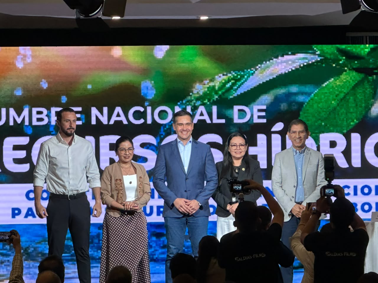 El ministro de Producción Sostenible, Medio Ambiente y Agua, Oscar Mario Justiniano junto a otras autoridades.