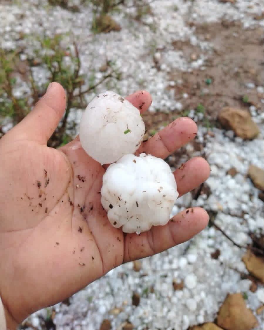Granizos de gran tamaño afectaron a comunidades de Chuquisaca durante la intensa tormenta registrada este domingo.