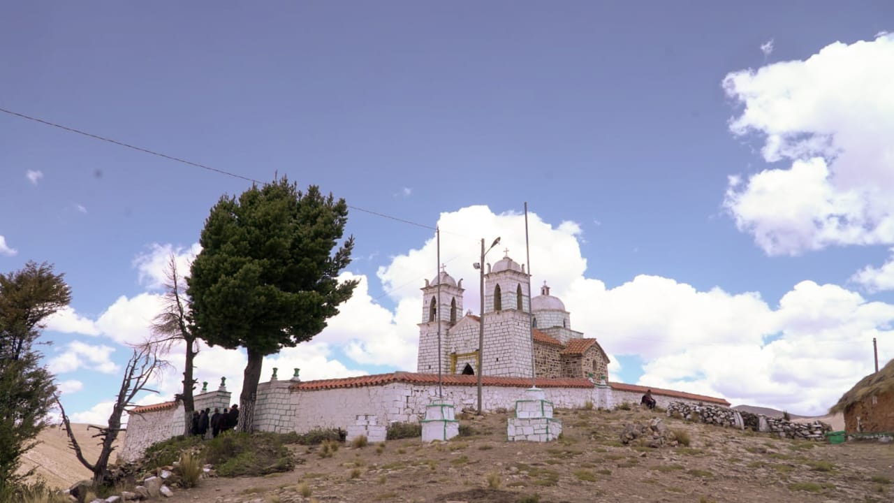La iglesia del Señor de la Exaltación, ubicada en la cima de un cerro del municipio de Colquencha.