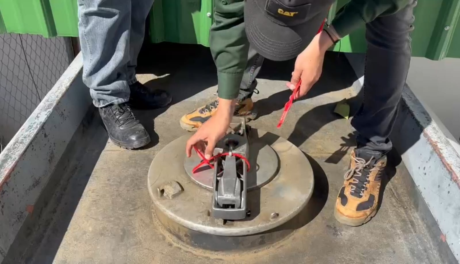 Personal de la ANH precinta cisterna y suspende venta de combustibles en una estación de servicio en Tarija.