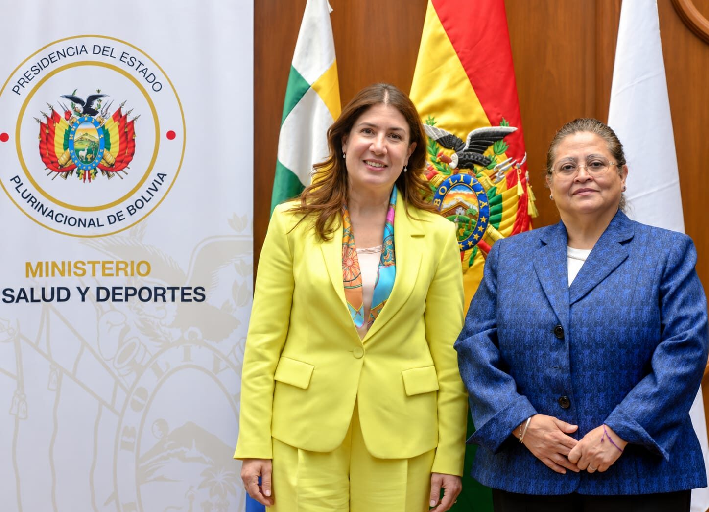 La ministra de Salud y Deportes, Marcela Flores Zambrana, junto a la embajadora de Turquía en Bolivia, Meltem Güney.