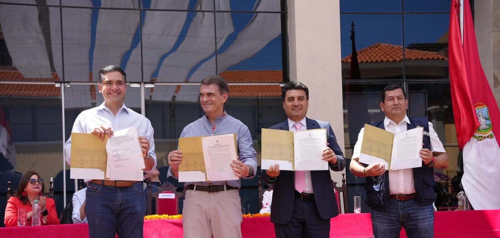 El presidente Rodrigo Paz, el ministro Óscar Mario Justiniano y el alcalde Jhonny Torrez suscriben el convenio para la planta de tratamiento Cabeza de Toro, en Tarija.