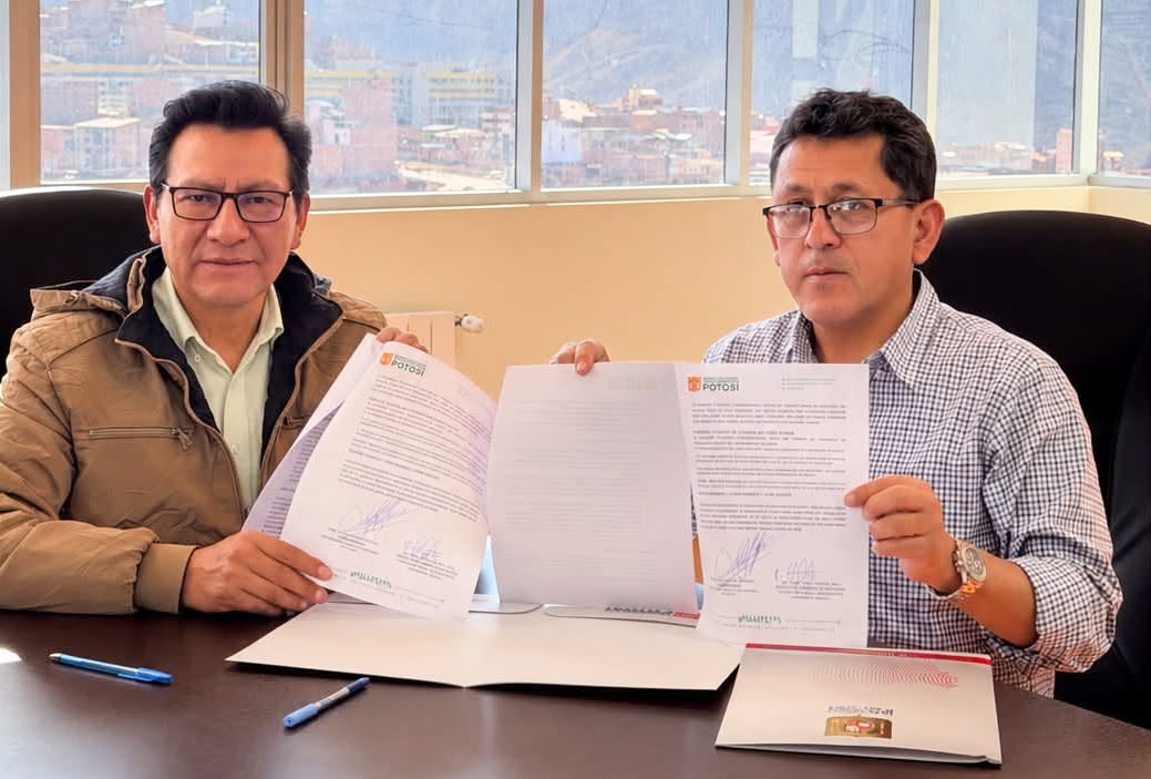 Gobernador de Potosí, René Joaquino junto al viceministro de Transportes, Víctor Abad Sánchez durante la firma del convenio. Foto: Gob. Potosí.