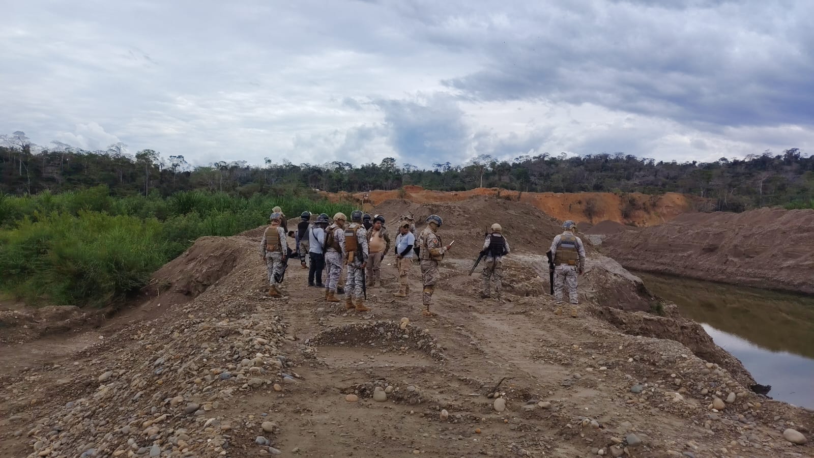 Intervención de efectivos contra la minería ilegal. Foto: Armada
