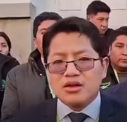 El coordinador de la Fiscalía Departamental de Oruro, Mauricio Rodrigo Ramírez, en conferencia de prensa. Imagen: Captura.
