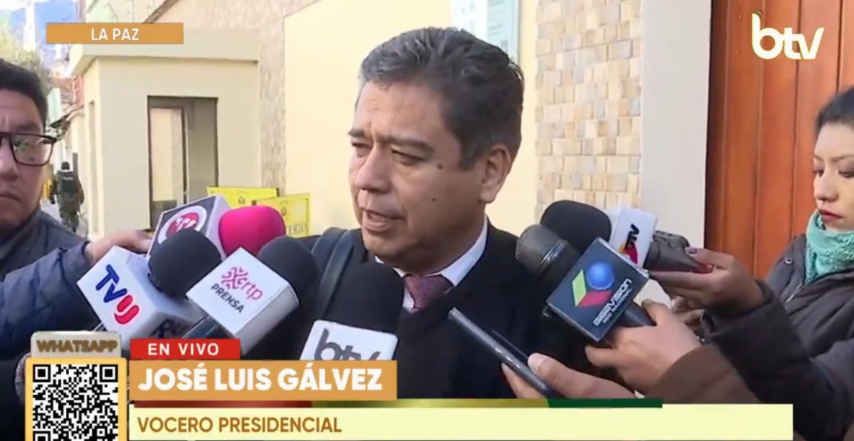 El vocero presidencial, José Luis Gálvez, en contacto con la prensa en La Paz. Imagen: Captura Bolivia Tv.