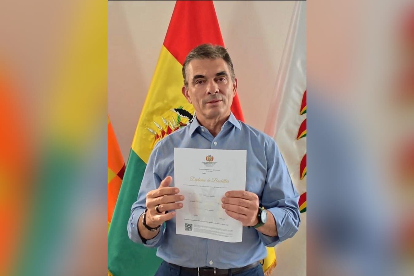 El mandatario junto con un título de bachiller. Foto: captura video