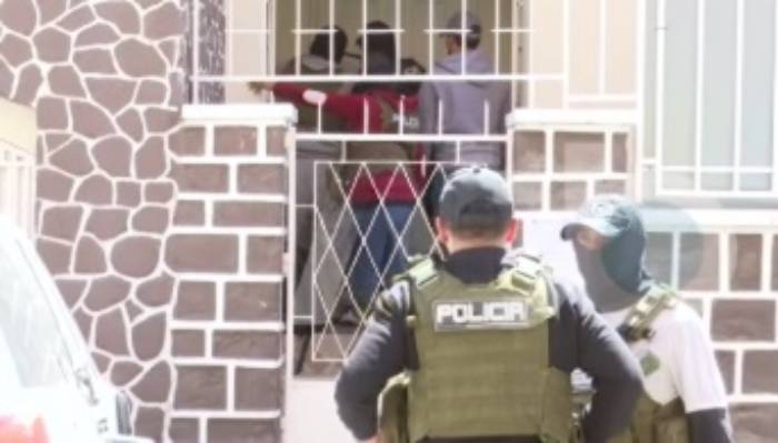 Efectivos de la Policía en el inmueble allanado. Foto: ATB